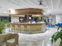 Bar z wysokimi hokerami w Argile Resort & Spa