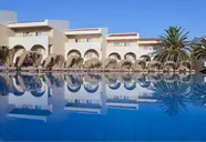 Basen z widokiem na budynki Argile Resort & Spa