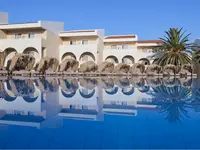 Basen z widokiem na budynki Argile Resort & Spa
