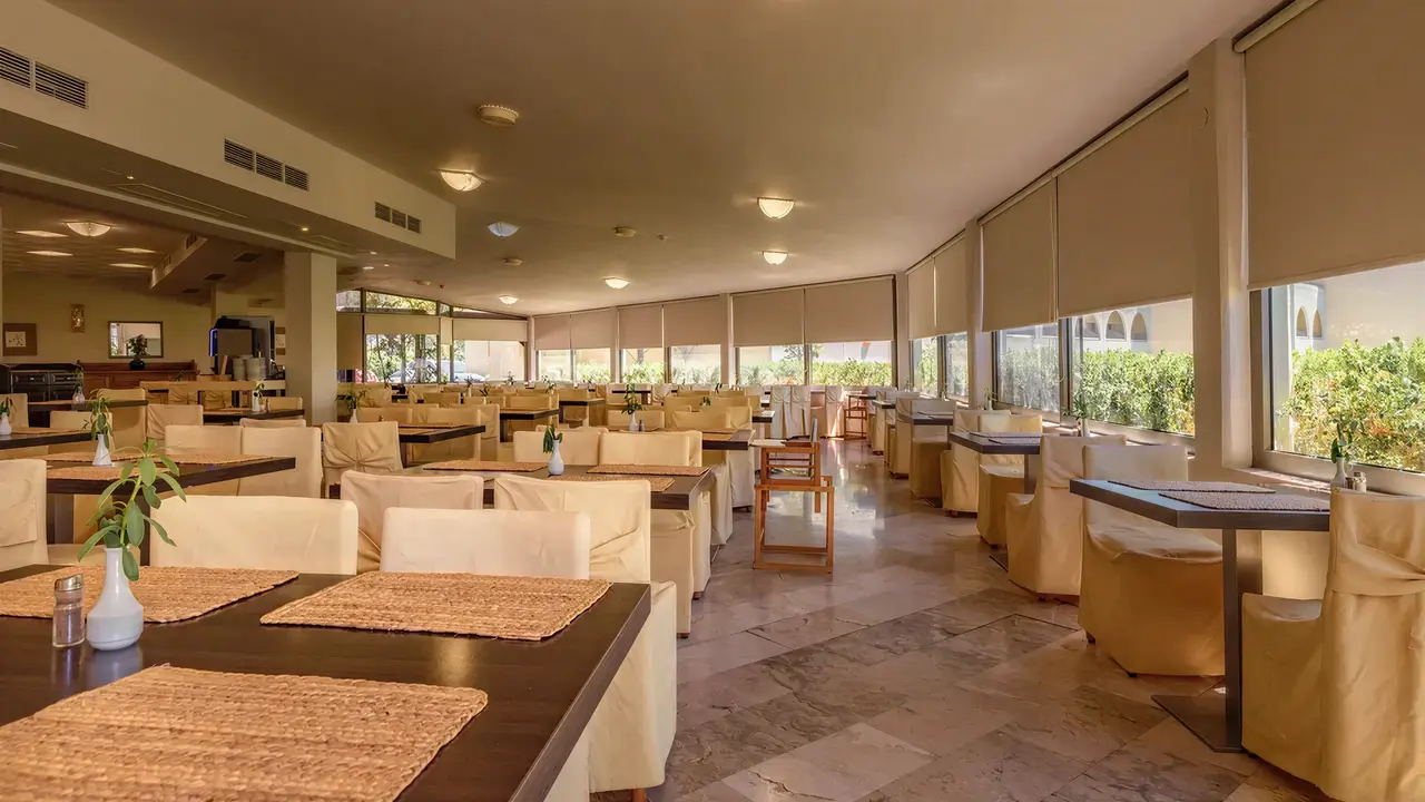 Restauracja z ustawionymi stolikami w Argile Resort & Spa
