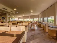 Restauracja z ustawionymi stolikami w Argile Resort & Spa