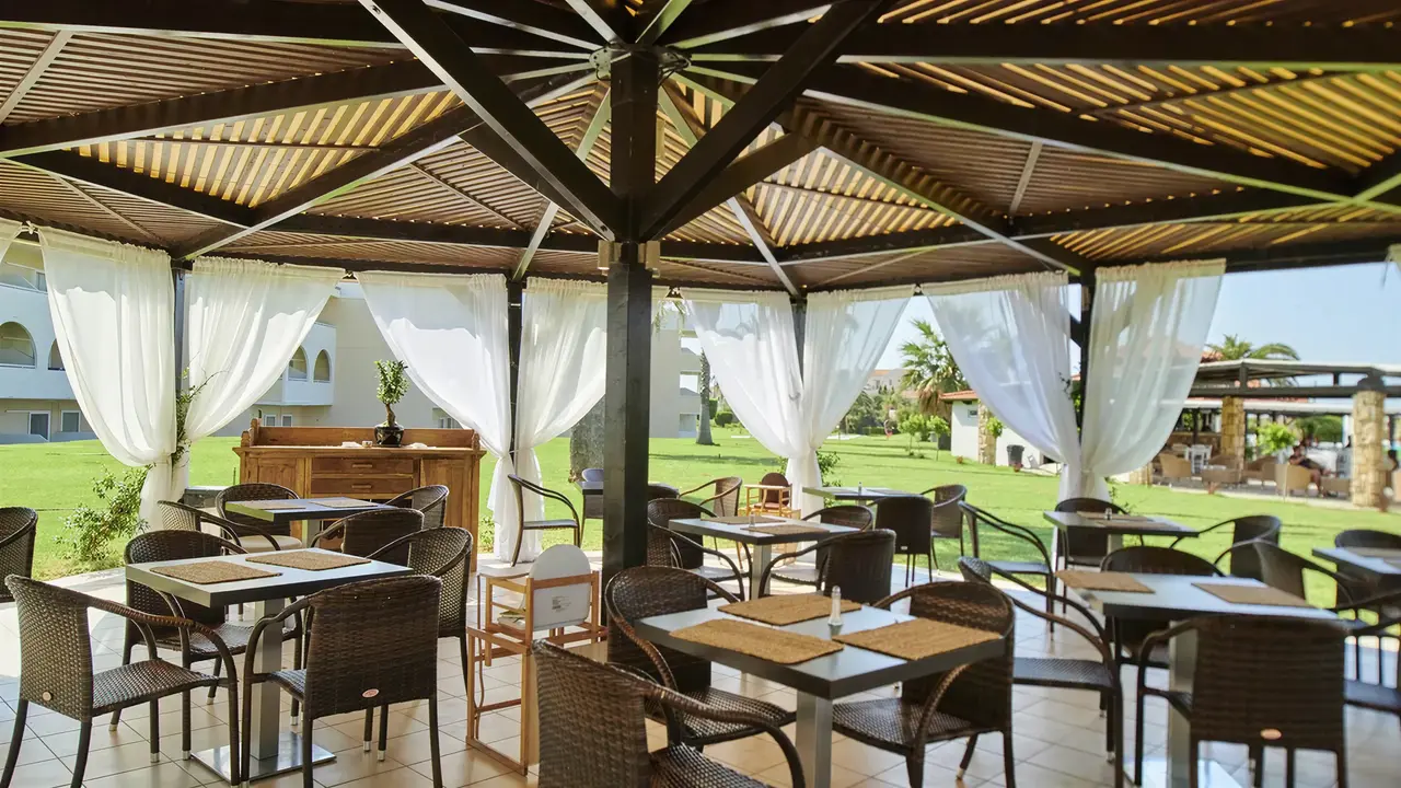 Restauracja w Argile Resort & Spa z stolikami pod zadaszeniem