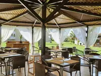 Restauracja w Argile Resort & Spa z stolikami pod zadaszeniem