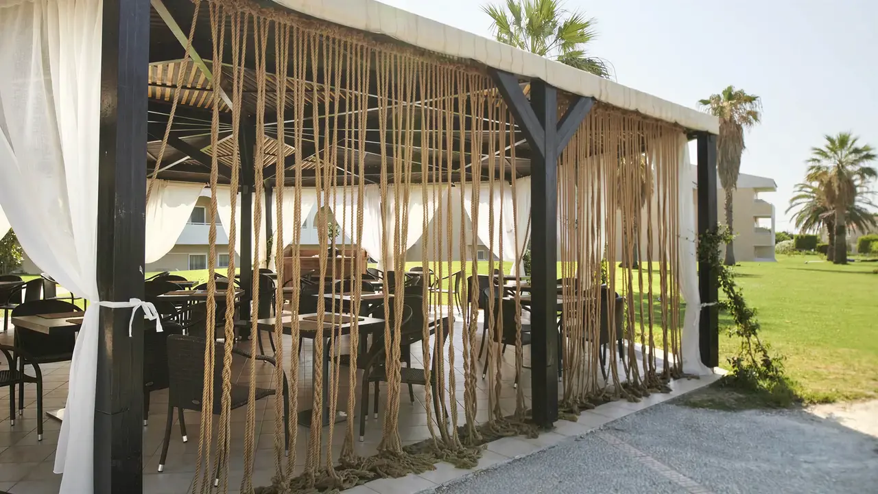 Zadaszony taras z meblami w Argile Resort & Spa