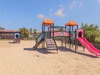 Plac zabaw w Argile Resort & Spa z różową zjeżdżalnią