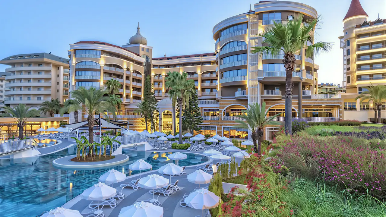 Widok na kompleks hotelowy Arycanda Kirman Premium z basenami
