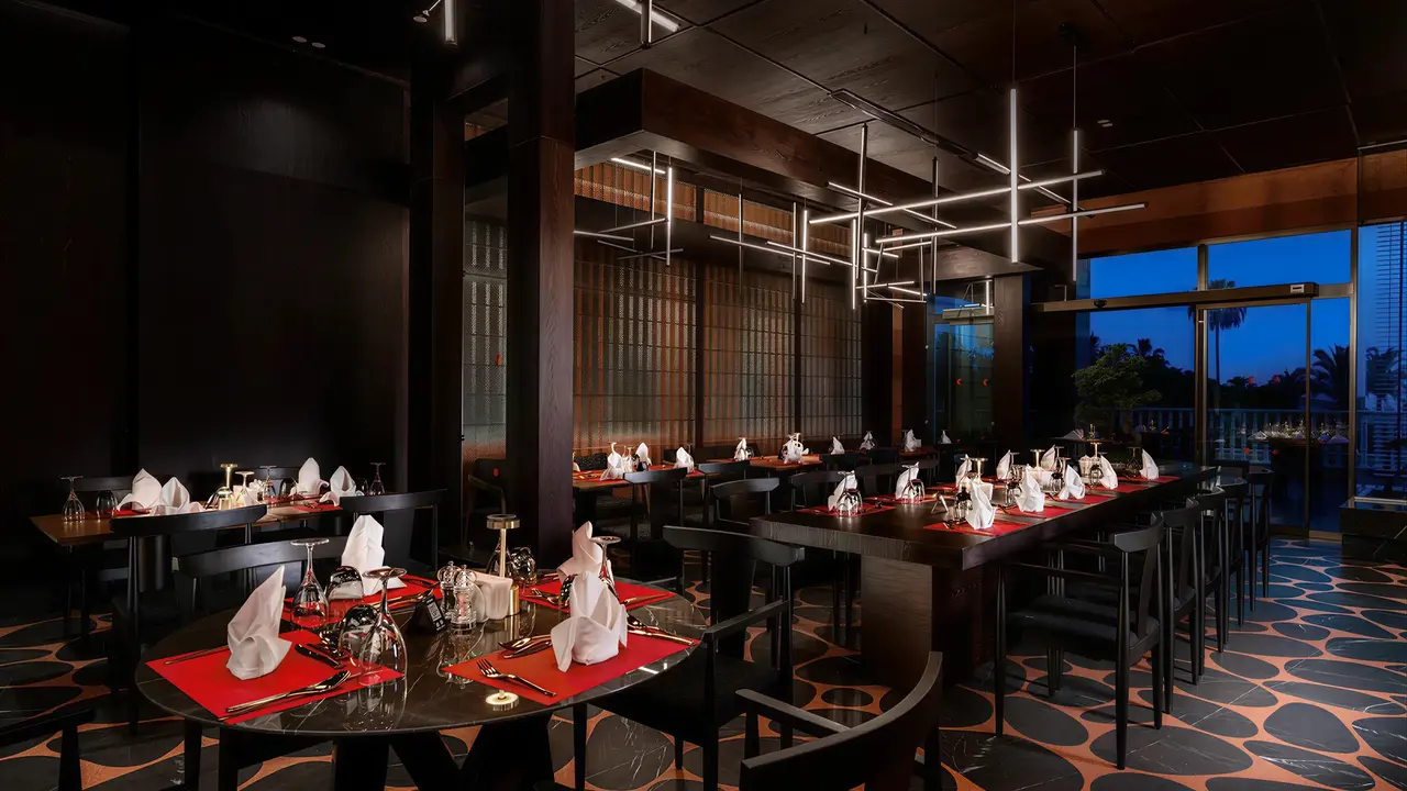 Elegancka restauracja w Arycanda Kirman Premium z nakrytymi stołami