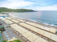 Plaża z leżakami i parasolami w Arycanda Kirman Premium