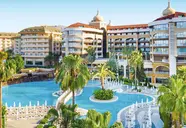 Widok na budynki i baseny w Arycanda Kirman Premium