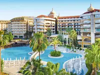 Widok na budynki i baseny w Arycanda Kirman Premium