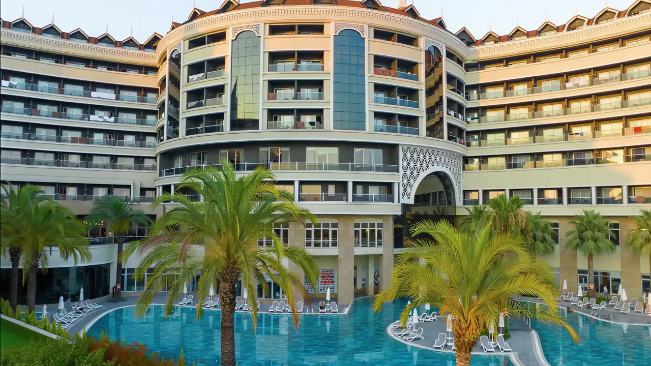 Widok na budynek i basen w Arycanda Kirman Premium