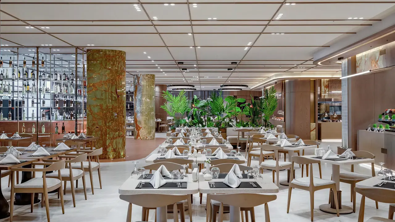 Elegancka restauracja w Arycanda Kirman Premium z nakrytymi stołami