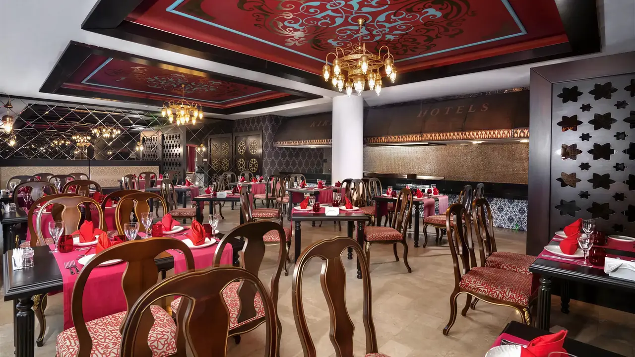 Elegancka restauracja w Arycanda Kirman Premium z nakrytymi stołami