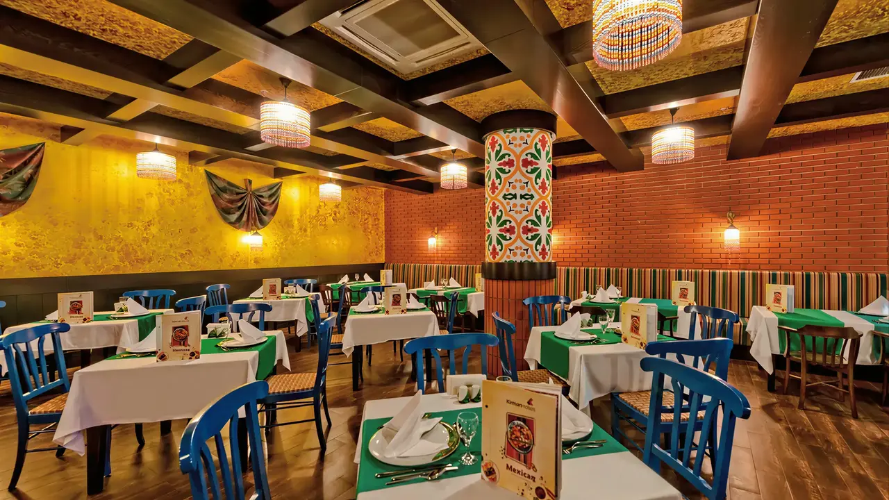 Restauracja w Arycanda Kirman Premium z nakrytymi stołami