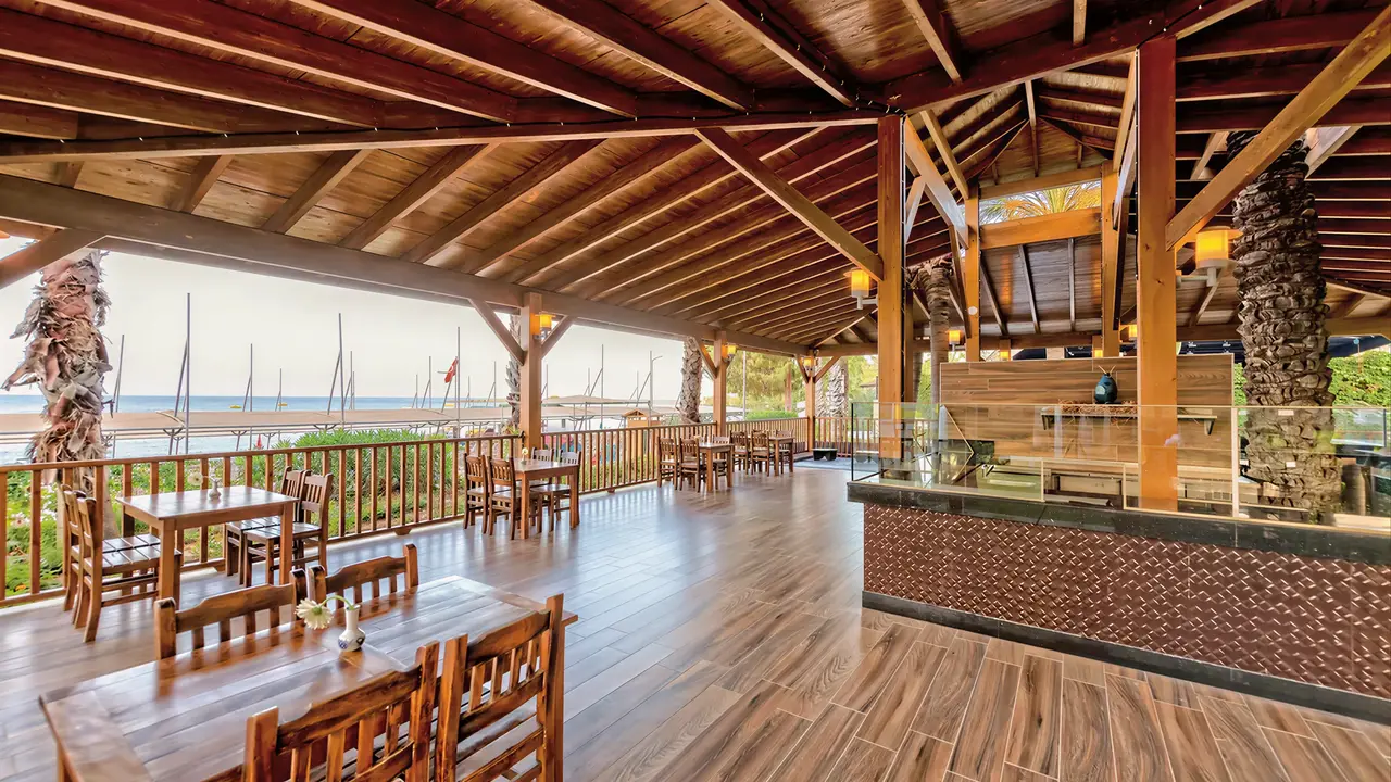 Restauracja w Arycanda Kirman Premium z widokiem na morze