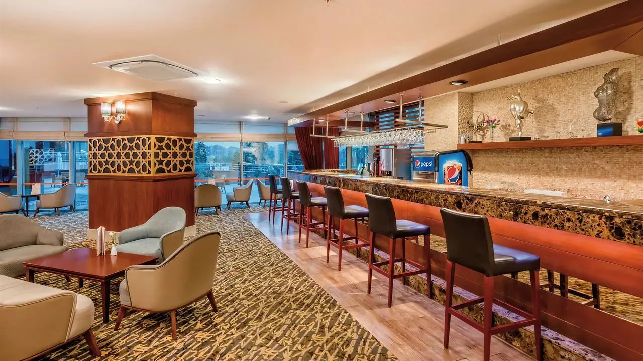 Bar z hokerami w hotelu Arycanda Kirman Premium