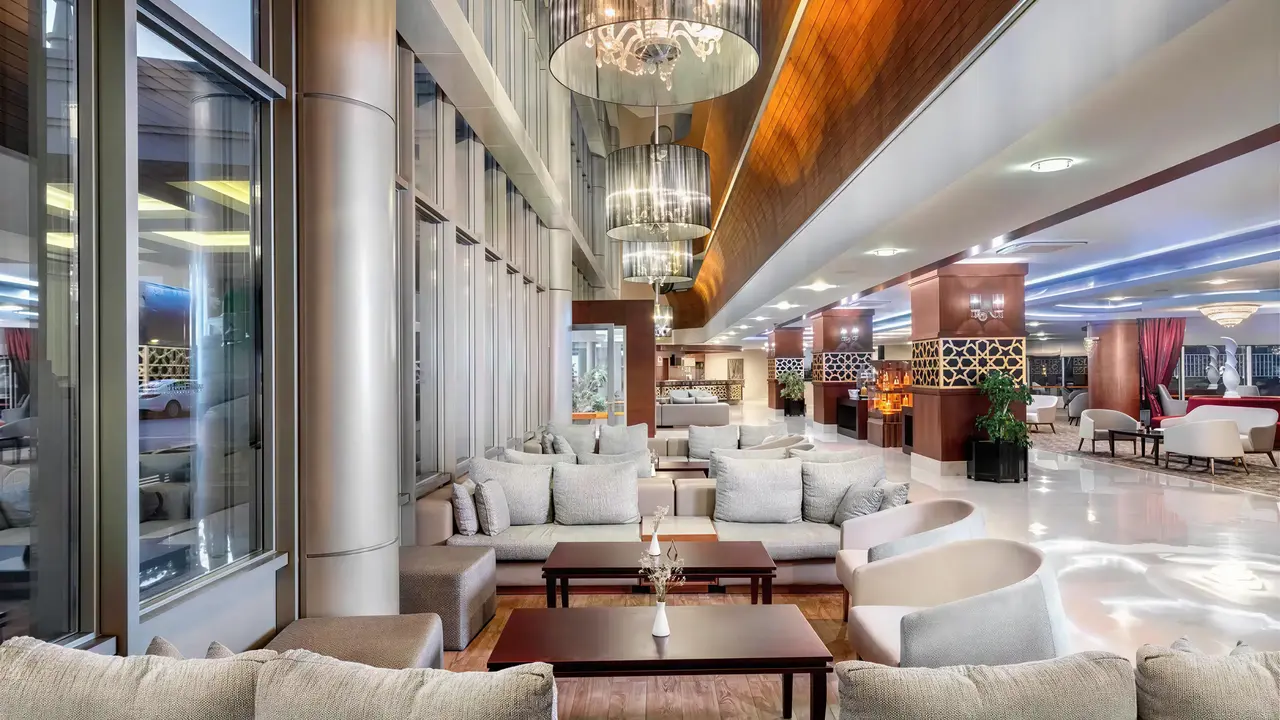 Elegancki lobby w Arycanda Kirman Premium z wygodnymi sofami