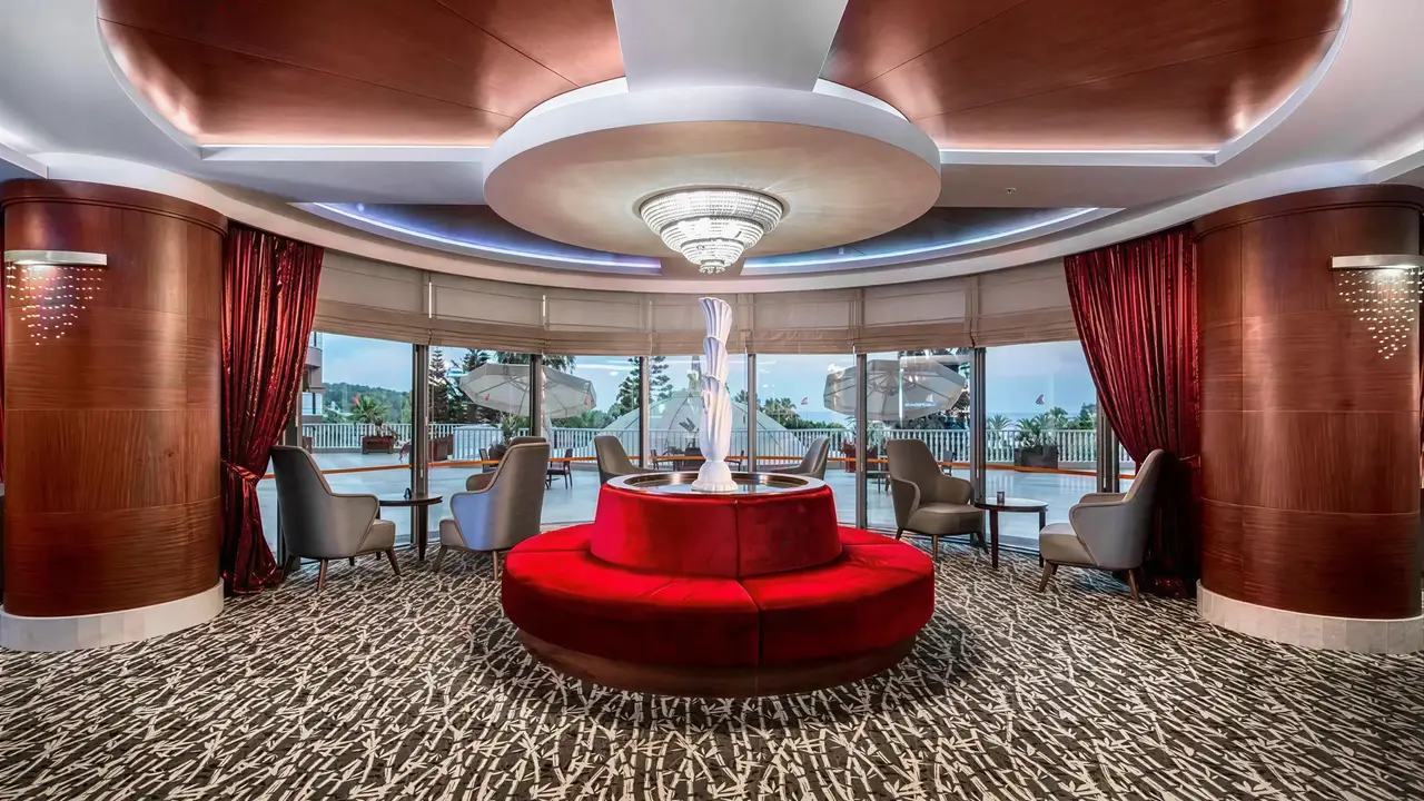 Elegancki salon w Arycanda Kirman Premium z czerwonym meblem