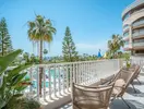 Balkon z widokiem na basen w Arycanda Kirman Premium
