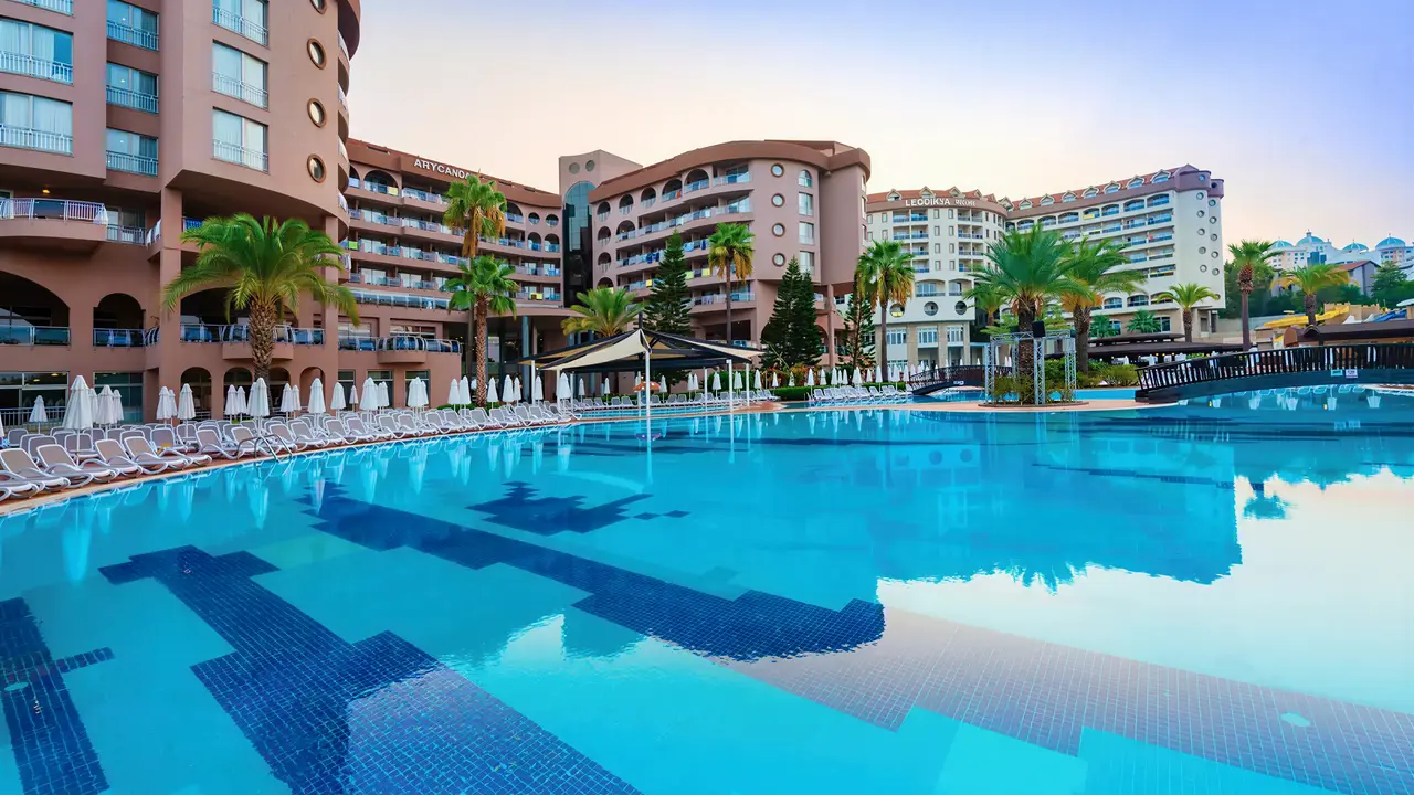 Basen w hotelu Arycanda Kirman Premium z leżakami