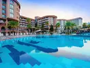 Basen w hotelu Arycanda Kirman Premium z leżakami
