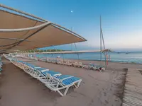 Leżaki na plaży w Arycanda Kirman Premium