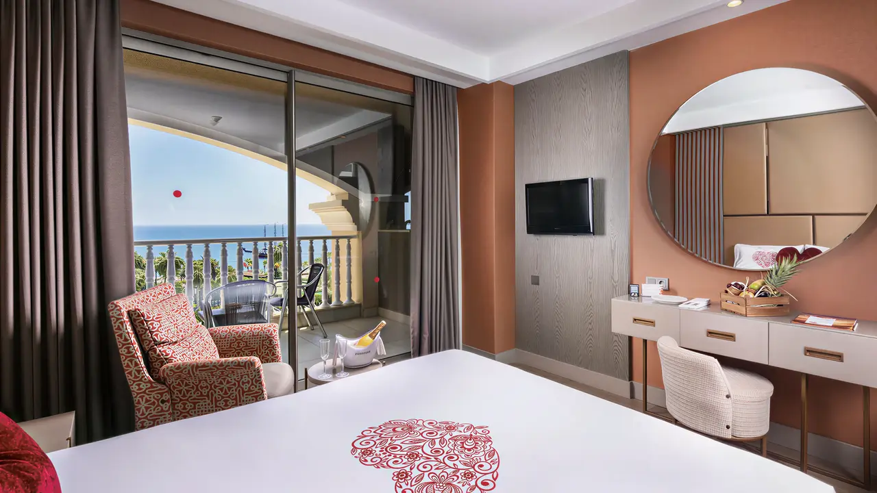 Sypialnia z balkonem w Arycanda Kirman Premium