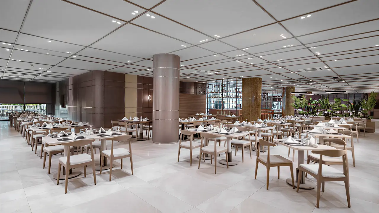 Restauracja w hotelu Arycanda Kirman Premium z nakrytymi stołami