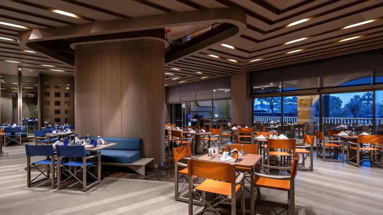 Restauracja w hotelu Arycanda Kirman Premium z ustawionymi stolikami