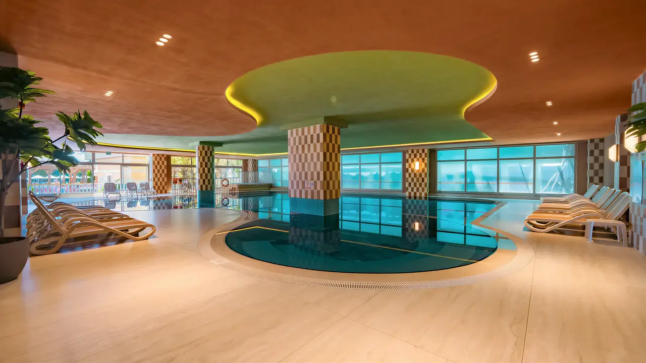 Kryty basen w hotelu Arycanda Kirman Premium