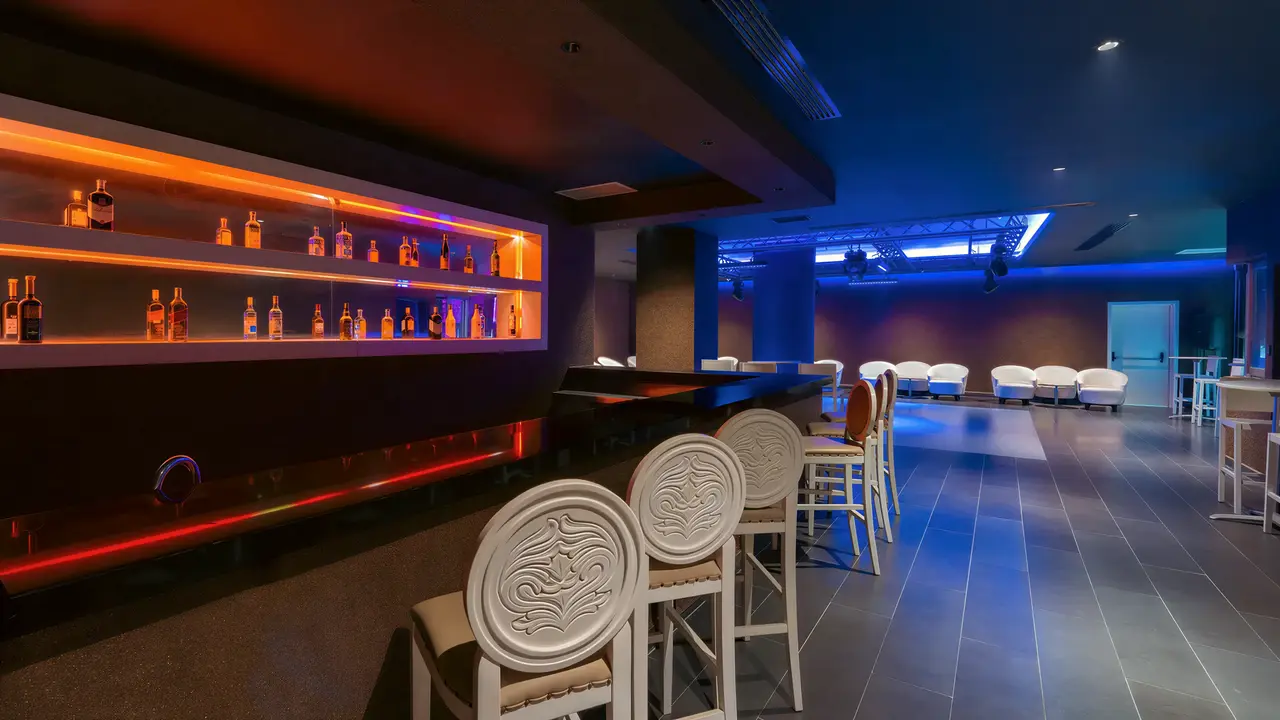 Nowoczesny bar z kolorowym oświetleniem w Arycanda Kirman Premium