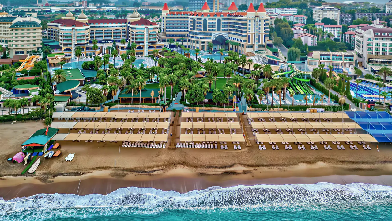 Panoramiczny widok na kompleks Arycanda Kirman Premium i plażę