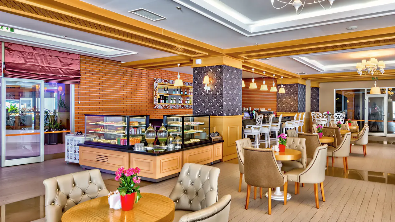 Restauracja z witrynami deserowymi w Arycanda Kirman Premium