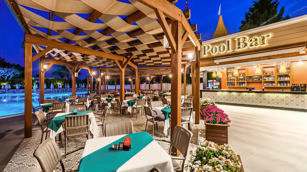 Bar przy basenie w Arycanda Kirman Premium