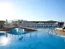 Basen z mostkiem w Astir Beach