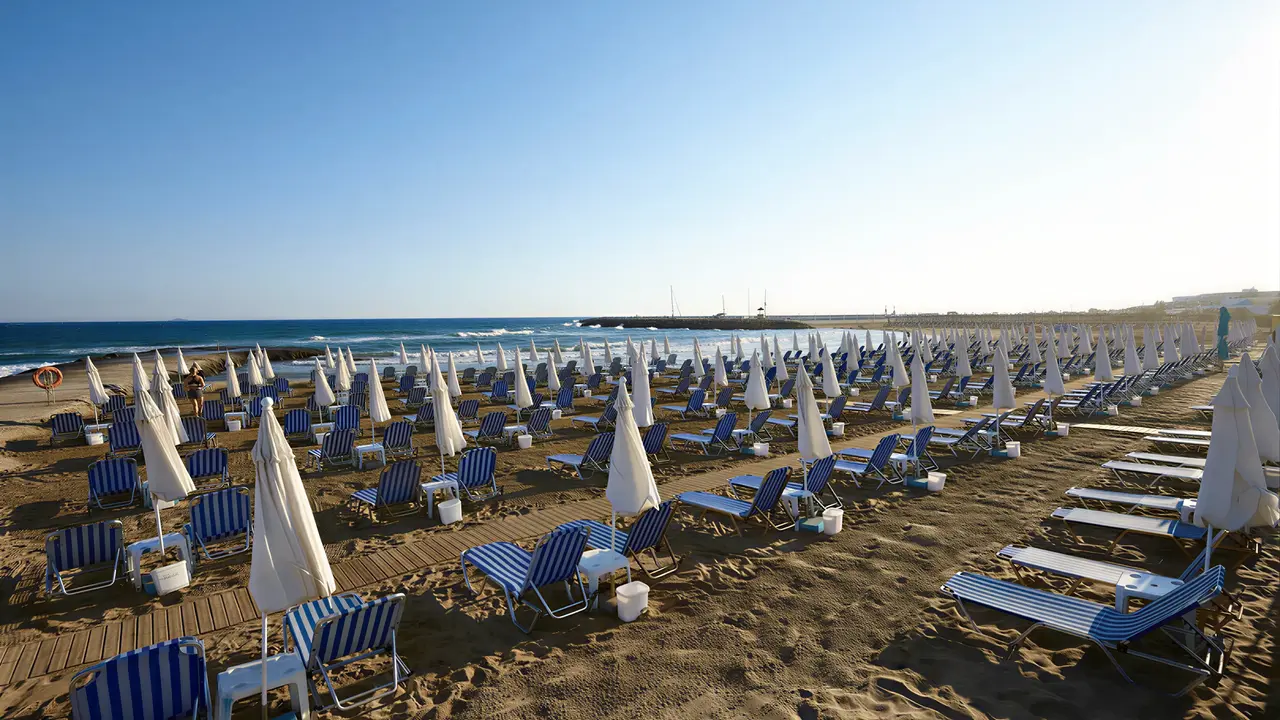Leżaki i parasole na plaży w Astir Beach