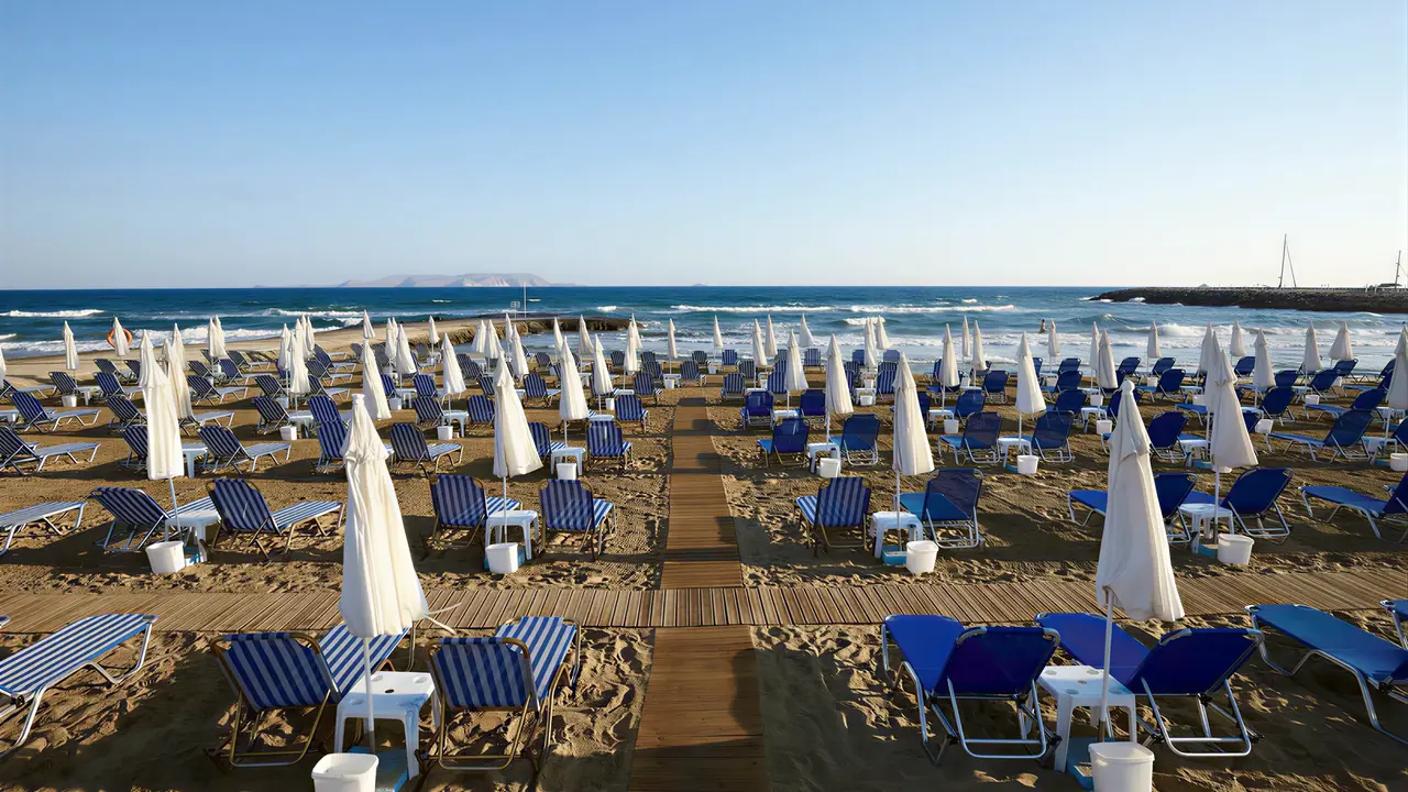 Plaża z leżakami i parasolami w Astir Beach