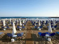 Plaża z leżakami i parasolami w Astir Beach