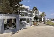 Elewacja i wejście do Astir Beach