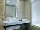 Łazienka w Astir Beach z białą umywalką