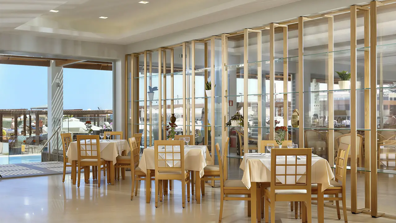 Restauracja w Astir Beach z nakrytymi stołami