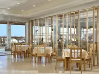 Restauracja w Astir Beach z nakrytymi stołami