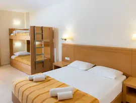 Pokój z łóżkami w Astir Beach