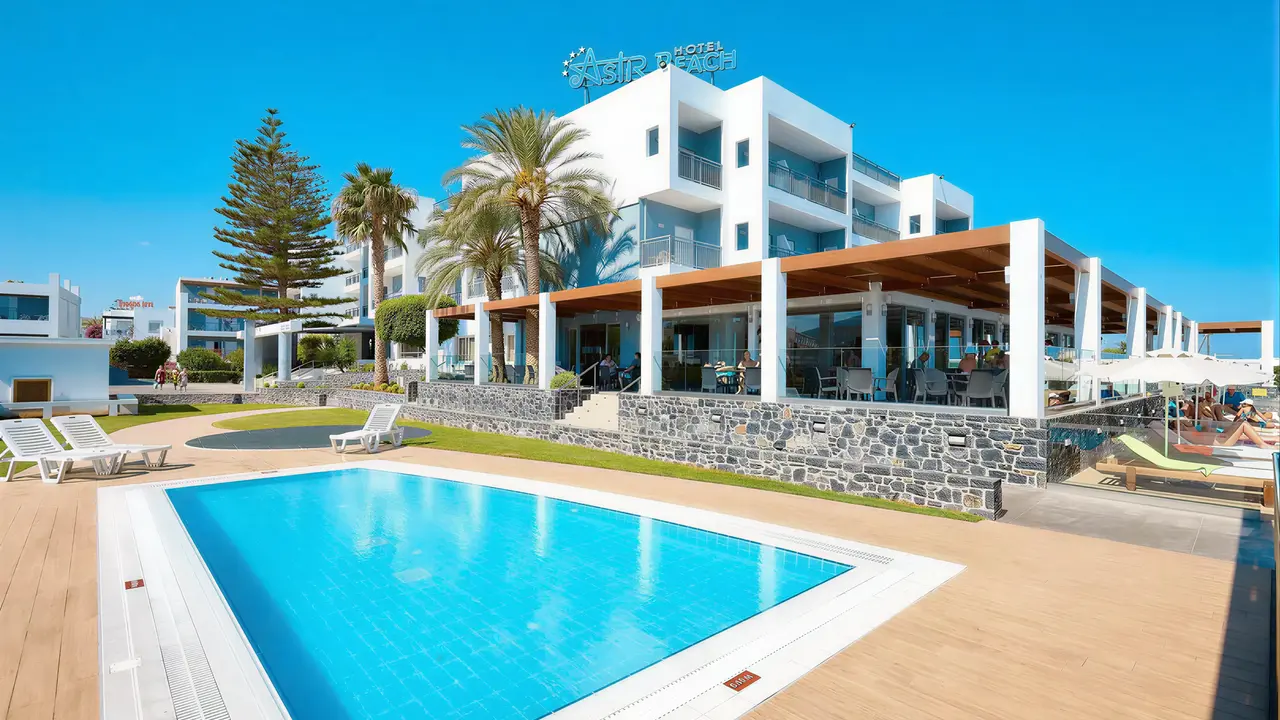 Basen i leżaki w hotelu Astir Beach