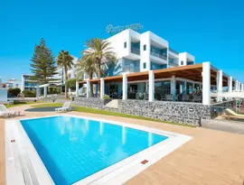 Basen i leżaki w hotelu Astir Beach