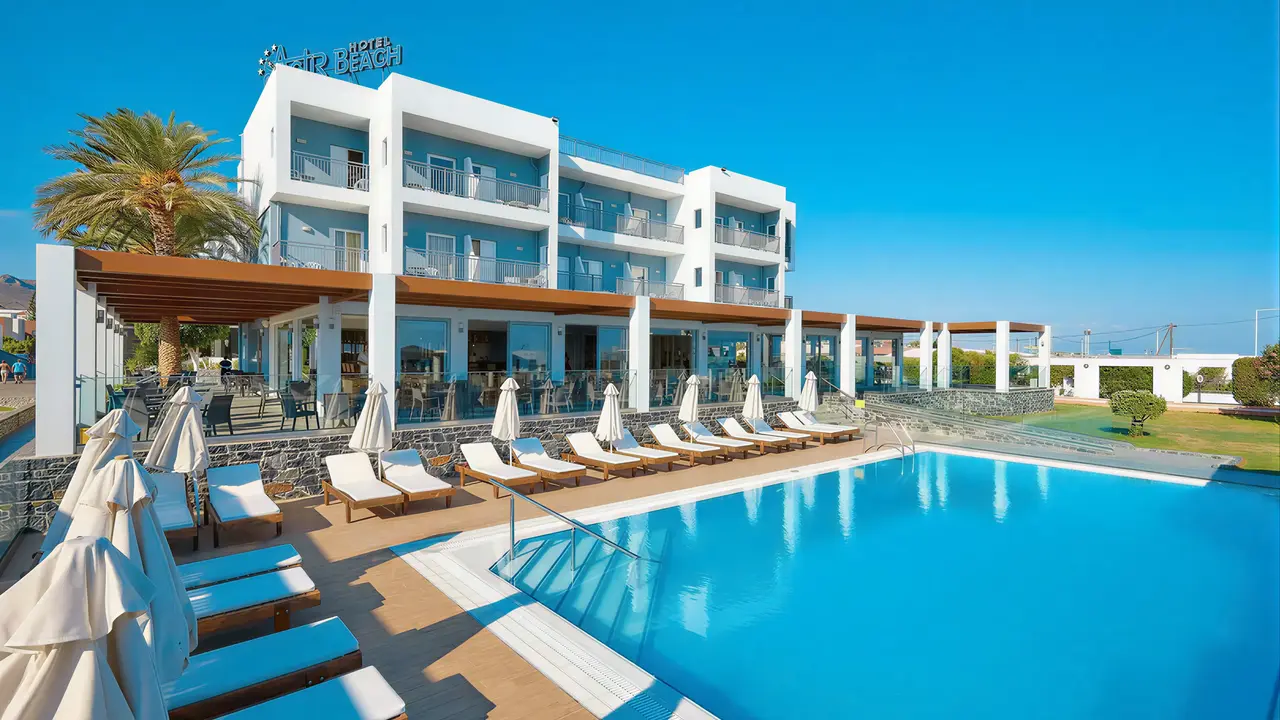 Basen i leżaki w Astir Beach