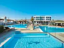 Baseny i leżaki w Astir Beach