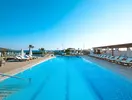 Basen z leżakami w Astir Beach