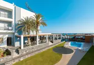 Widok na budynek i basen w Astir Beach