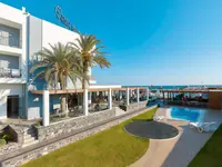 Widok na budynek i basen w Astir Beach